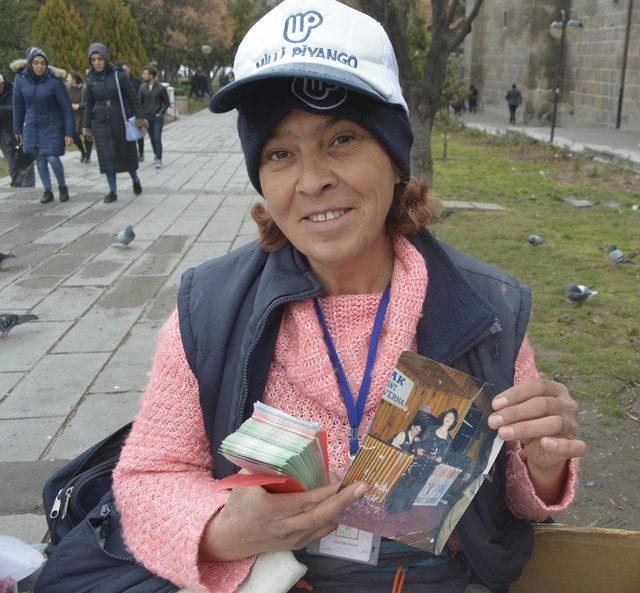 Eski şarkıcı, Milli Piyango bileti satıyor