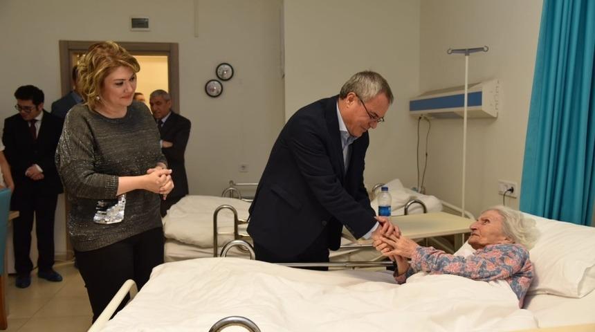 Huzurevi sakinlerine vali sürprizi