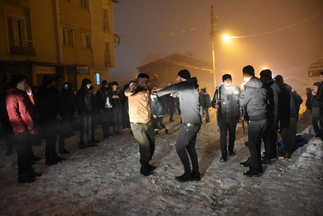 Beytüşşebap'ta polis zırhlı araçtan Kürtçe şarkı çaldı, gençler oynadı