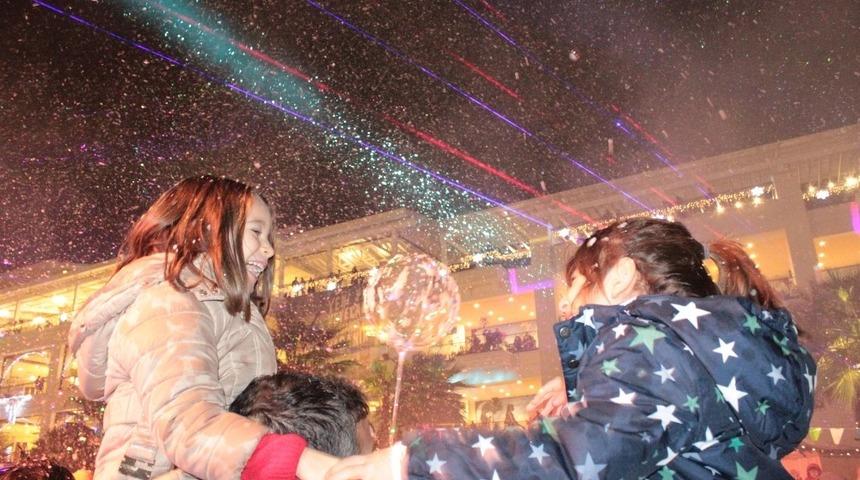 İzmirliler yeni yıla kar yağışı altında girdi