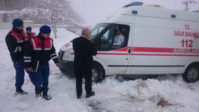 Buza saplanan ambulansı, jandarma kürekle kurtardı