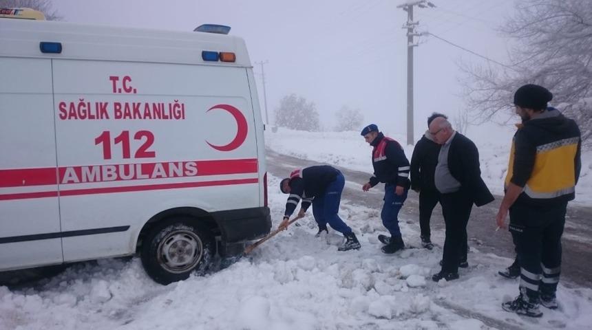 Buza saplanan ambulansı, jandarma k&uuml;rekle kurtardı