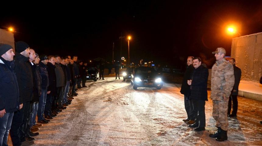 Vali Arslantaş, yılbaşına g&ouml;rev başındaki polis ve jandarma ekipleri ile girdi