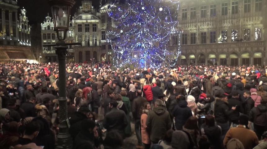 Br&uuml;ksel&rsquo;de binlerce kişi yeni yıla Grand Palace meydanında coşku ile girdi