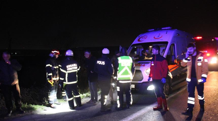 TEM'de feci kaza! Metrelerce aşağı uçtu: 2'si çocuk, 6 kişi yaralandı