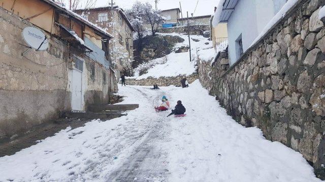 Çocukların bidon ve poşetle kayak keyfi