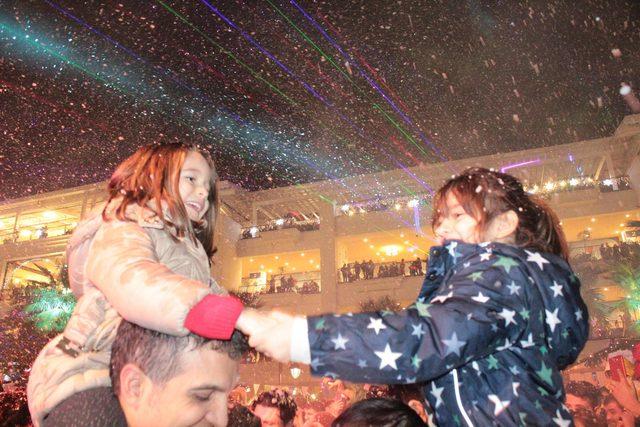 İzmir'de, yeni yıla suni kar altında girdiler
