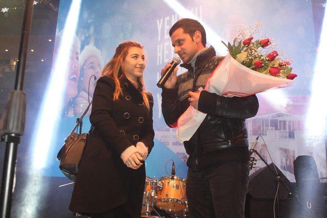 İzmir'de, yeni yıla suni kar altında girdiler