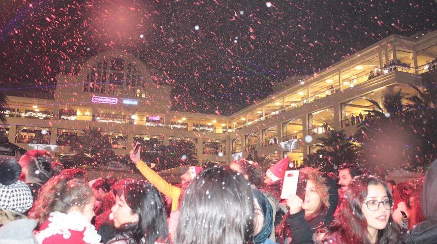 İzmir'de, yeni yıla suni kar altında girdiler
