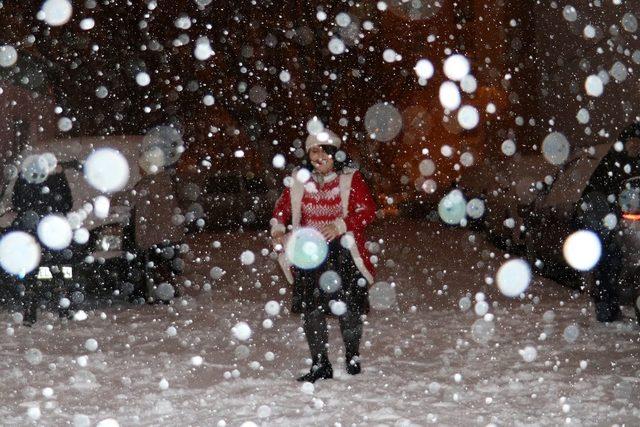 İranlı turistlerin yılbaşında kartopu sevinci