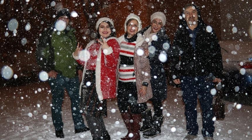 İranlı turistlerin yılbaşında kartopu sevinci