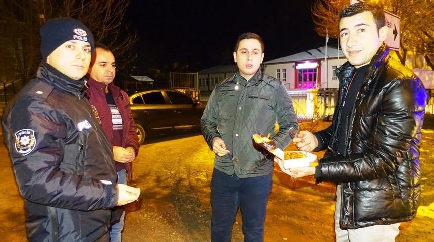 Hisarcık Kaymakamı Başar&rsquo;dan polislere baklava ikramı