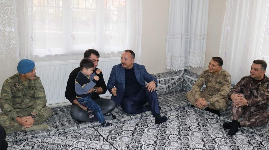 Siirt Valisi Atik şehit ve gazi ailelerini ziyaret etti