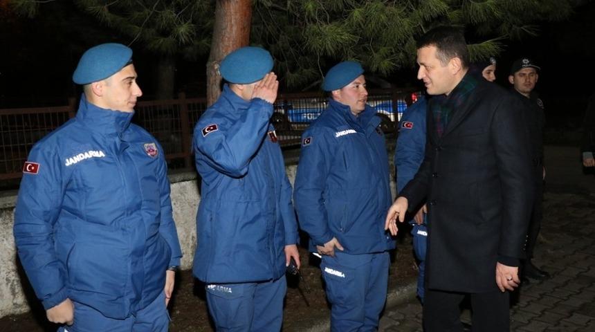 &Uuml;rkmezer, yeni yıla girerken ekipleri ziyaret etti