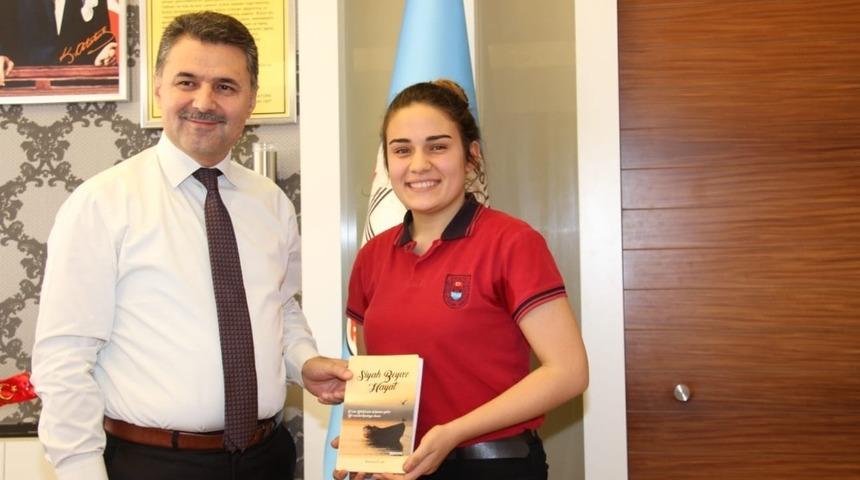 Har&ccedil;lıkları ile 4 kitap bastırabilen &ouml;ğrenciye milli eğitimden destek