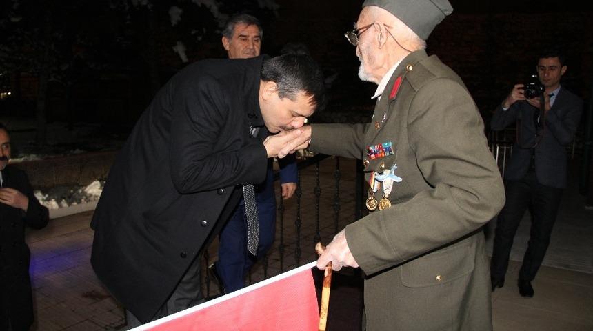 Vali &Ccedil;ift&ccedil;i&rsquo;den Kore gazisine yakın ilgi