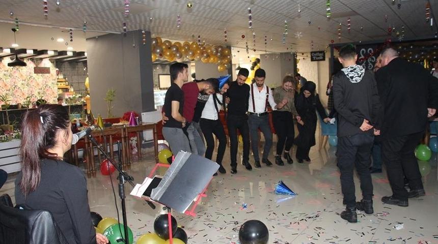 Oltulu gen&ccedil;ler yeni yıla t&uuml;rk&uuml;lerle girdiler