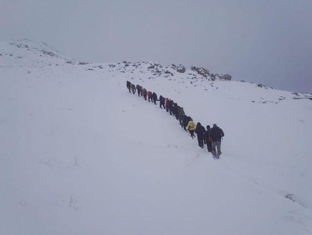 Zirve yapan dağcılar, rahatsızlanan arkadaşlarını 3 saat sedyeyle taşıdı