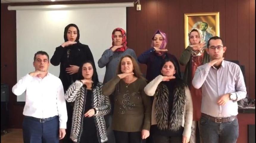 Erdemli&rsquo;de belediye &ccedil;alışanlarına işaret dili eğitimi