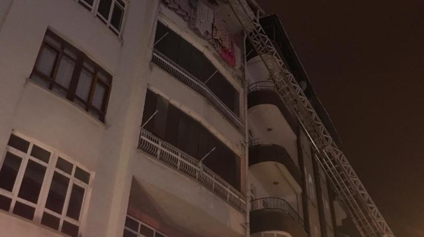 Buz sarkıtları itfaiye ekipleri tarafından kırıldı