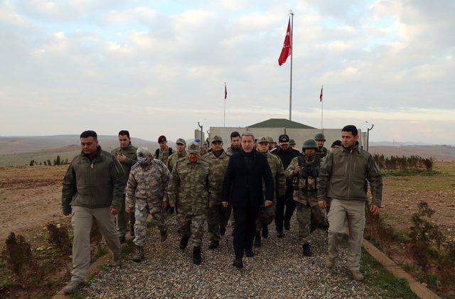 Bakan Akar, beraberindeki komutanlar ile yılın son gecesinde Suriye sınırına gitti (Ek) 
