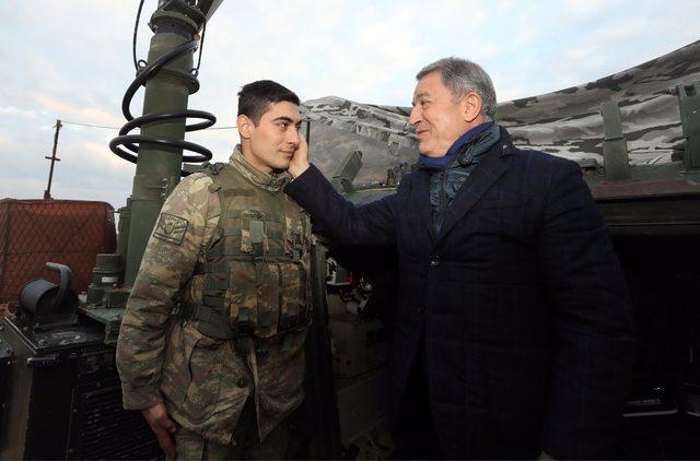 Bakan Akar, beraberindeki komutanlar ile yılın son gecesinde Suriye sınırına gitti (Ek) 
