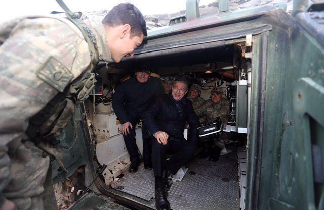 Bakan Akar, beraberindeki komutanlar ile yılın son gecesinde Suriye sınırına gitti (Ek) 