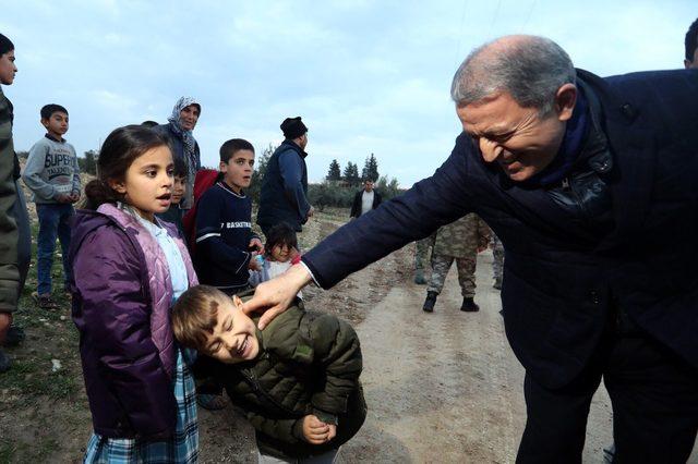 Bakan Akar, beraberindeki komutanlar ile yılın son gecesinde Suriye sınırına gitti (Ek) 