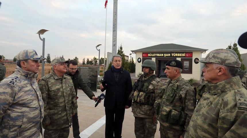 Bakan Akar, beraberindeki komutanlar ile yılın son gecesinde Suriye sınırına gitti (Ek)&nbsp;