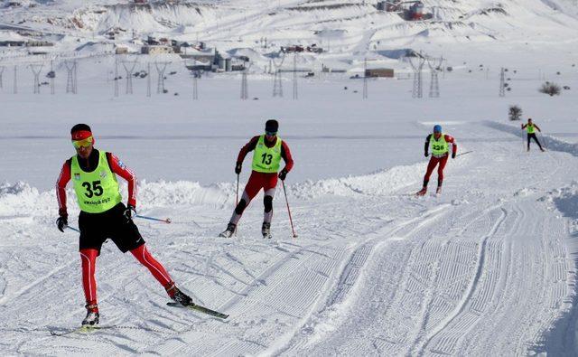 Bitlis’te ‘Kayaklı Koşu’ yarışması