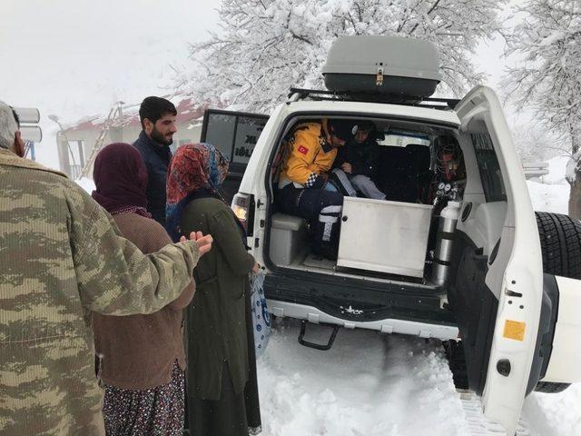 Paletli ambulans kar nedeniyle hastaya güçlükle ulaştı