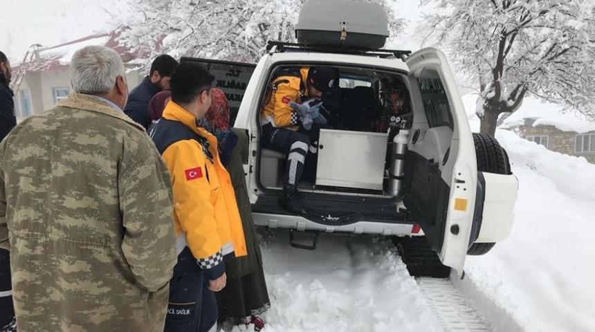 Paletli ambulans kar nedeniyle hastaya g&uuml;&ccedil;l&uuml;kle ulaştı