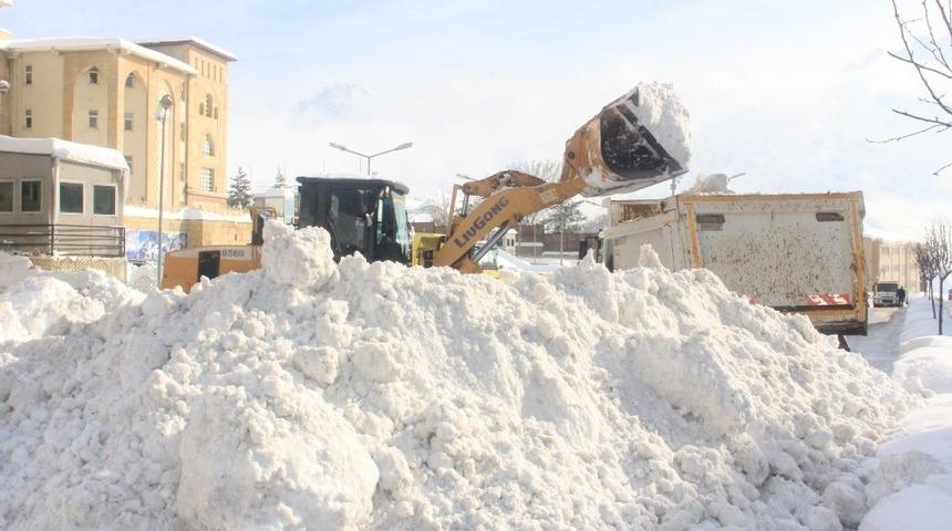 Hakkari&rsquo;deki kar dağları şehir dışına taşınıyor