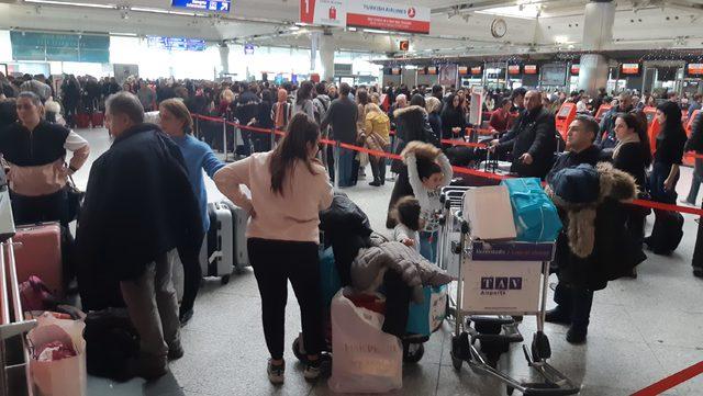 Atatürk Havalimanı'nda 'tatil dönüşü' yoğunluğu... Uzun kuyruklar oluştu