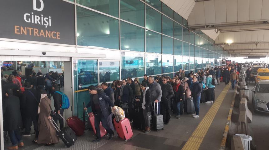 Atat&uuml;rk Havalimanı'nda 'tatil d&ouml;n&uuml;ş&uuml;' yoğunluğu... Uzun kuyruklar oluştu