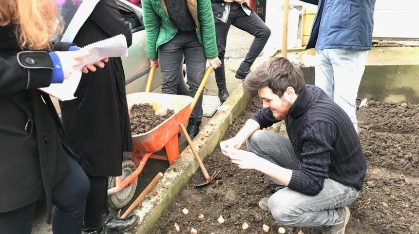 Biyoloji Bölümü öğrencileri lale soğanı ekti