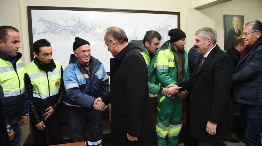 Belediye Başkanı Babaş, yılbaşı gecesi &ccedil;alışan personeli yalnız bırakmadı