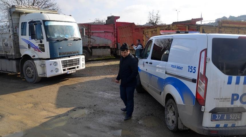 Kamyon garajından oto teyp &ccedil;alıp kayıplara karıştılar