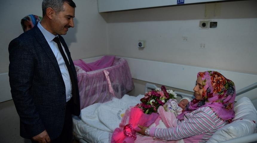 &Ccedil;ınar, yeni yılın ilk bebeklerine ziyaret