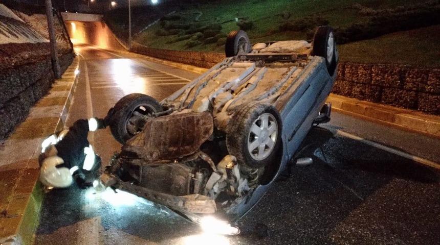 Takla atan otomobilin s&uuml;r&uuml;c&uuml;s&uuml; yaralandı