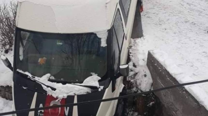 Minib&uuml;s duvarda asılı kaldı