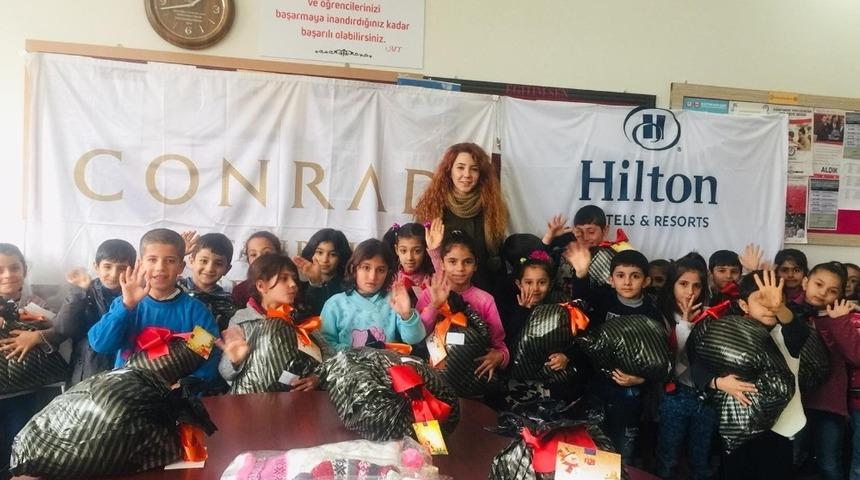 Hayırsever &ccedil;alışanlar 150 &ouml;ğrenciyi giydirdi