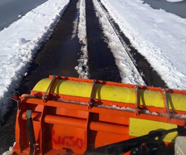 Siverek’te karla kapanan yollar iş makineleriyle açıldı