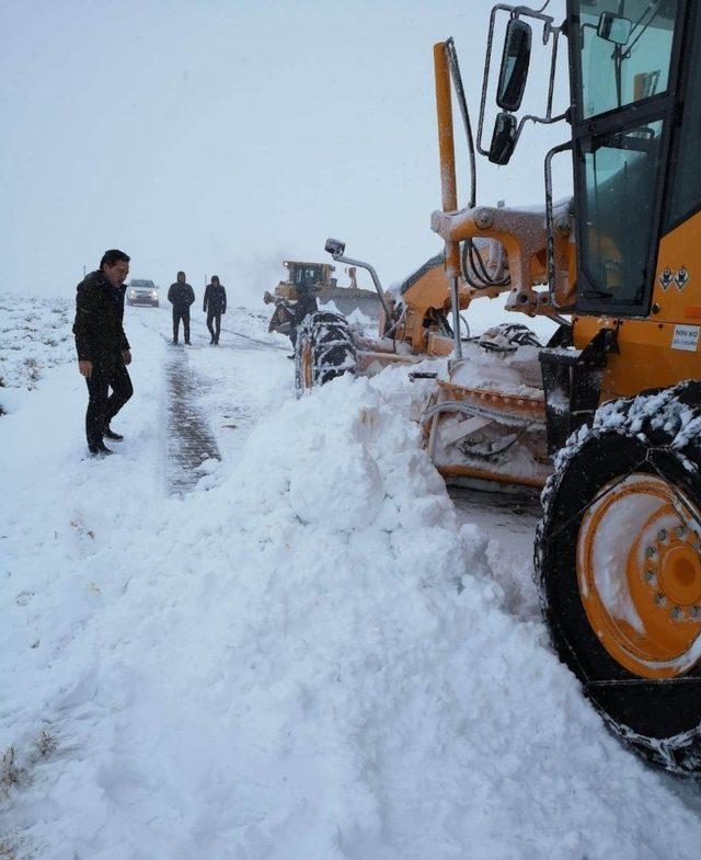 Siverek’te karla kapanan yollar iş makineleriyle açıldı