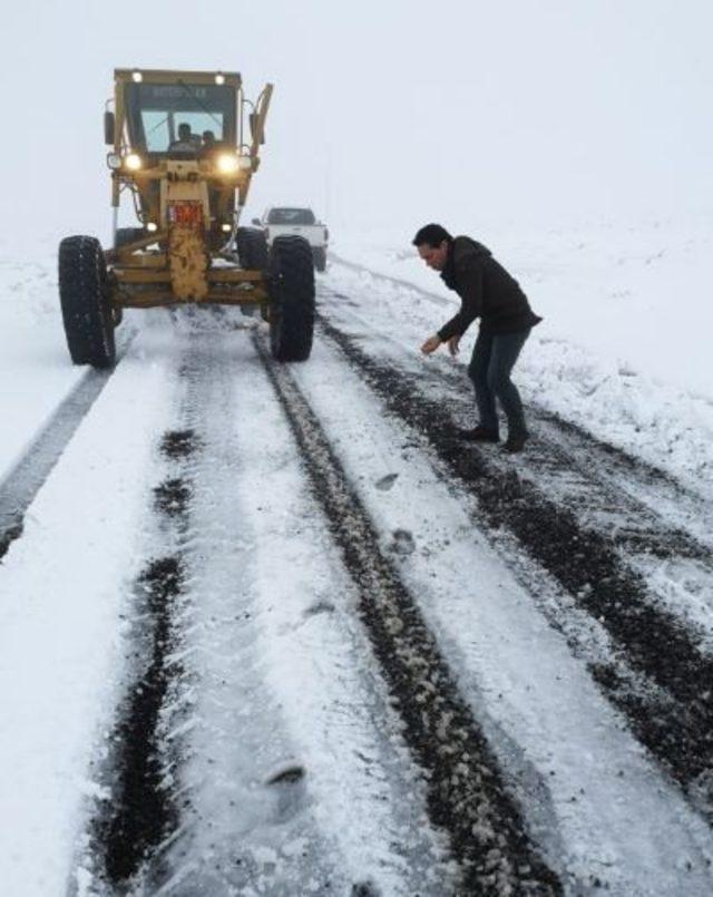 Siverek’te karla kapanan yollar iş makineleriyle açıldı