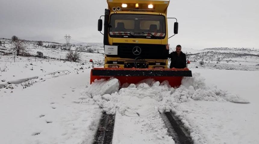 Siverek&rsquo;te karla kapanan yollar iş makineleriyle a&ccedil;ıldı