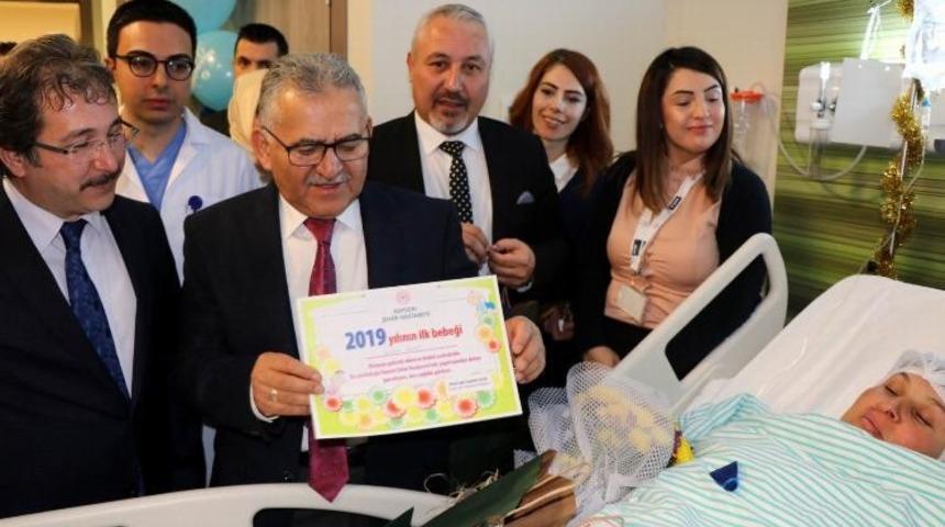 Başkan B&uuml;y&uuml;kkılı&ccedil; yeni yılın ilk bebeğine &lsquo;Recep Tayyip&rsquo; adını verdi