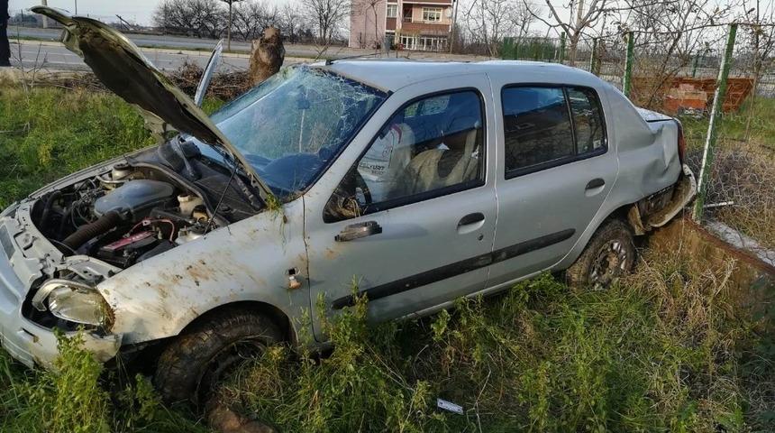 Otomobil yoldan &ccedil;ıkarak takla attı: 3 yaralı