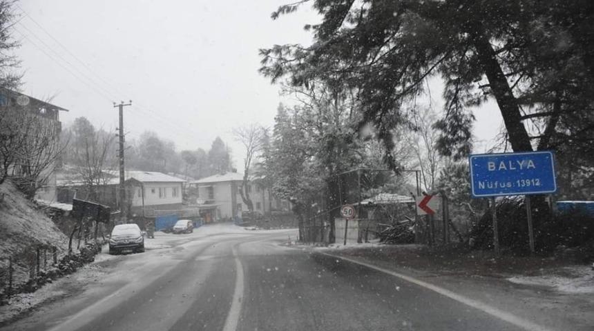 Kara hazırlıksız yakalanan s&uuml;r&uuml;c&uuml;ler yolda kaldı