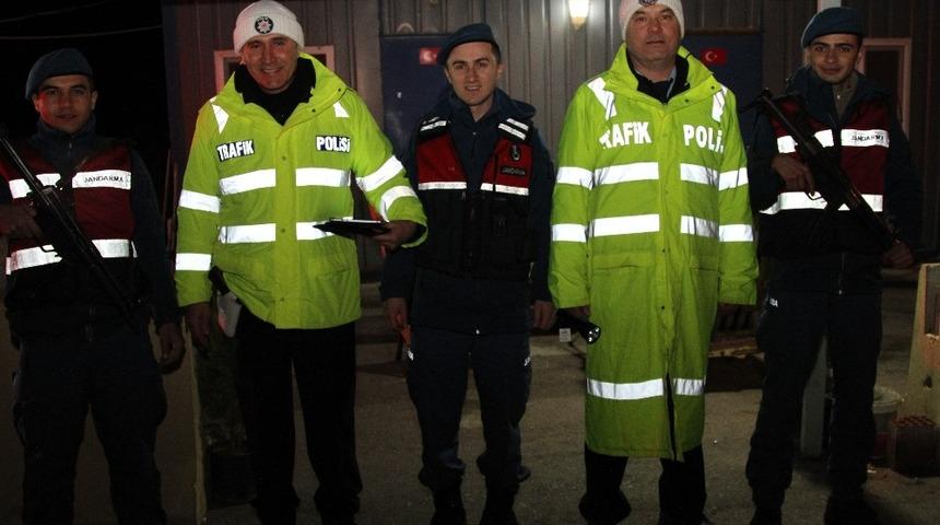 Ayvalık&rsquo;ta polis ve jandarma sayesinde huzurlu yılbaşı